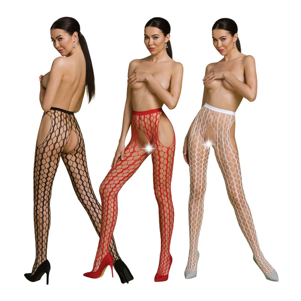 Trois bodystock ajourés présentés sur mannequins : modèle noir à mailles hexagonales, modèle rouge vif à motif géométrique, modèle blanc cassé à maille aérée régulière, chacun avec bande taille et pieds