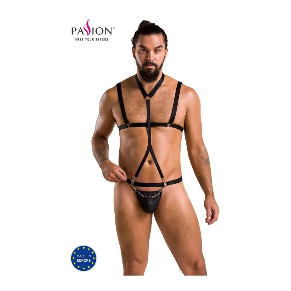 Ensemble deux pièces noir composé d'un harnais à sangles croisées en X sur le torse avec détails métallisés et d'un string assorti orné d'une chaîne, sur fond blanc