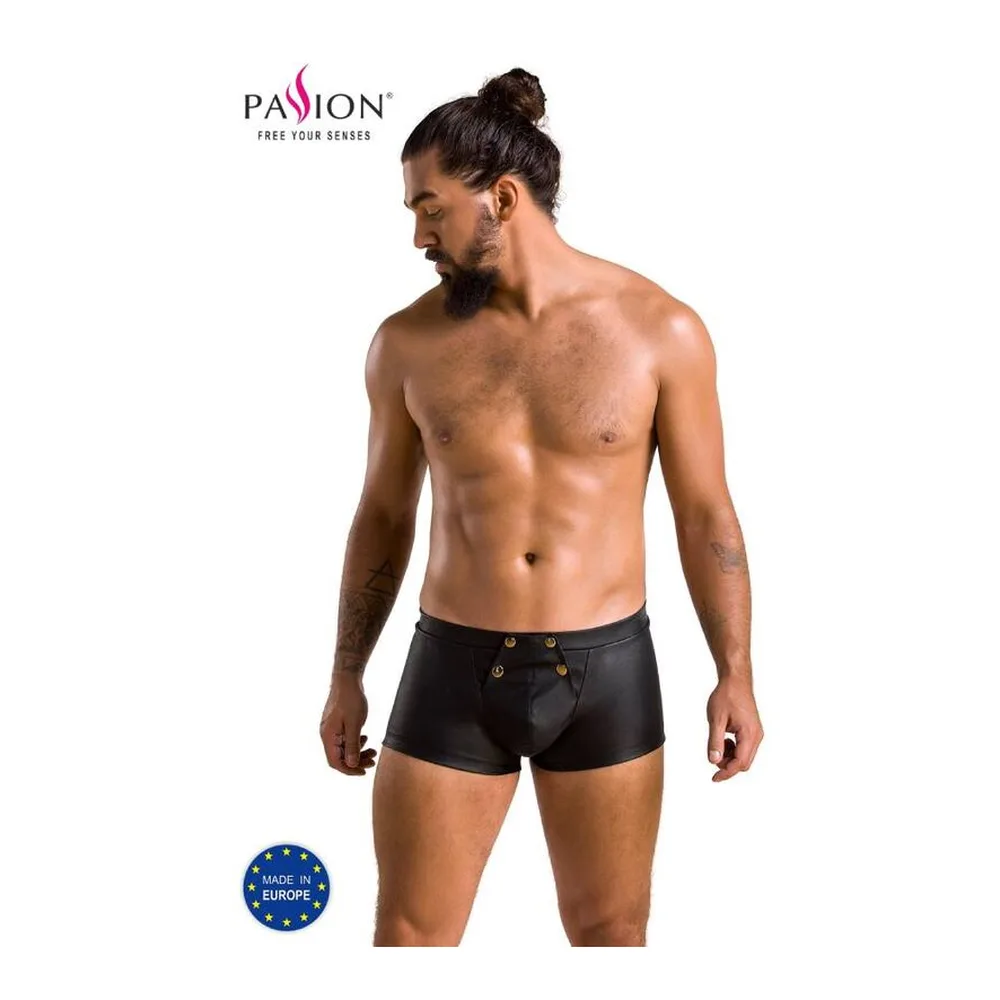 Short Patrick noir en similicuir avec pont boutonné de quatre pressions chromées sur le devant, coupe moulante, fond blanc