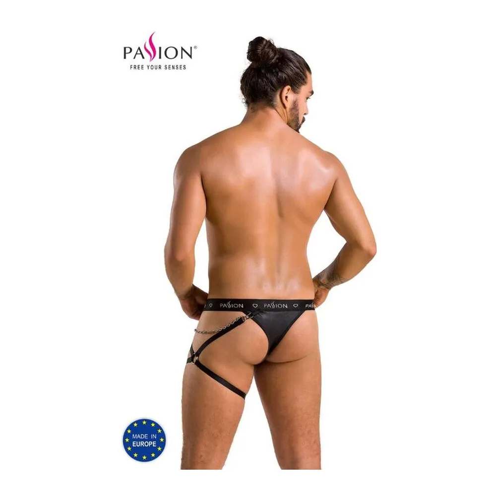 Homme portant un string noir wetlook avec sangles de cuisse ajustables, ceinture élastiquée marquée Passion