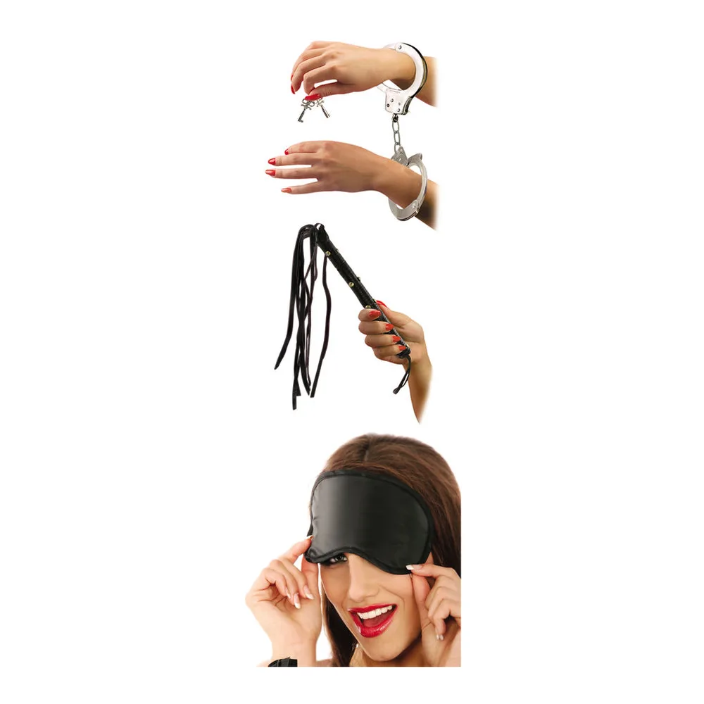 Deux personnes enlacées portant des accessoires en métal et cuir noir sur fond blanc, démontrant l'utilisation du kit Fantaisie Lovers