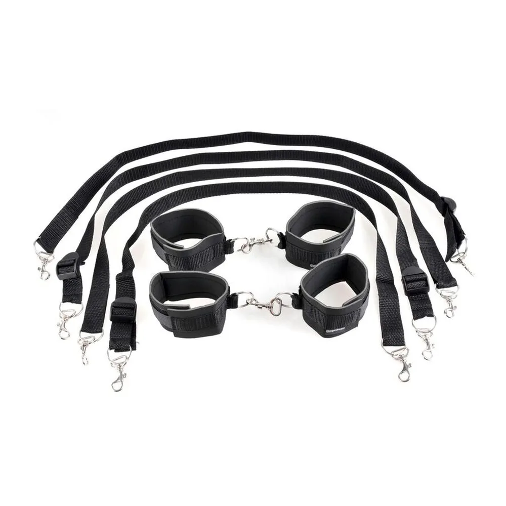 Ensemble de quatre manchettes noires en néoprène avec sangles réglables, chaîne de liaison et bandeau satin assorti, sur fond blanc