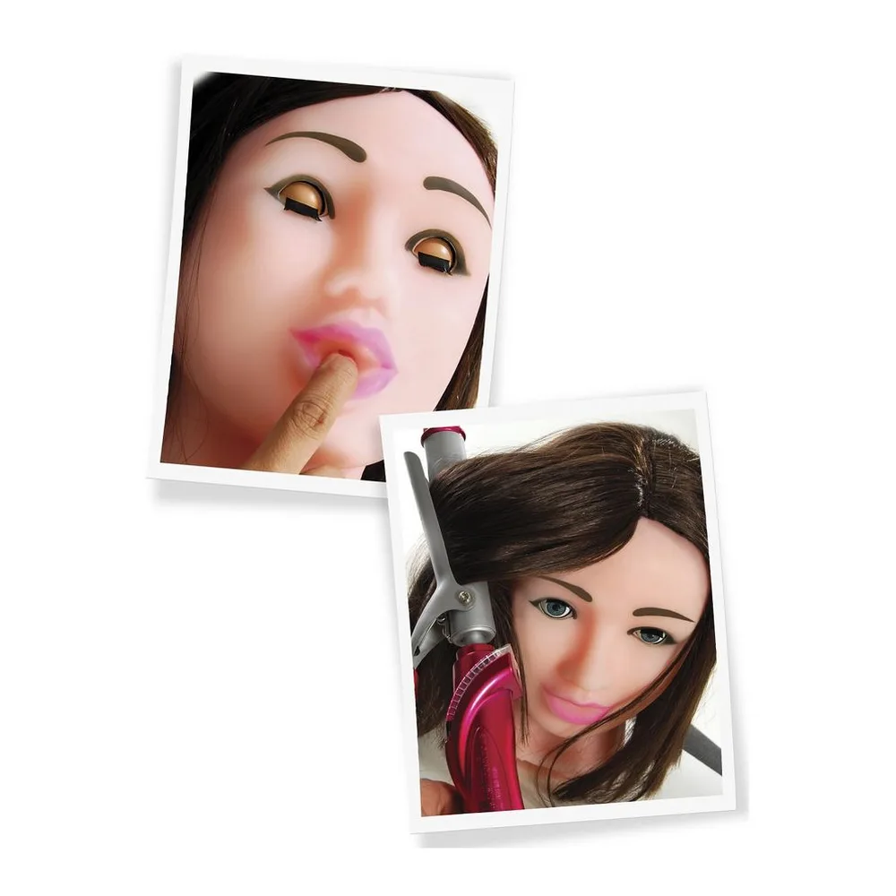 Tête de masturbateur en FantaFlesh avec cheveux noirs mi-longs véritables, yeux bleus, lèvres roses, montée sur base circulaire beige, vue de trois quarts sur fond blanc