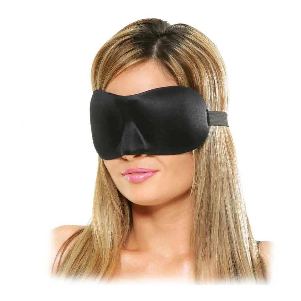 Masque noir moulé couvrant les yeux, avec sangle élastique grise derrière la tête, porté sur femme aux cheveux blonds