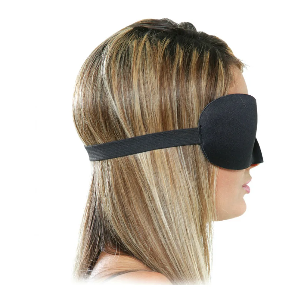 Masque noir moulé couvrant les yeux, avec sangle élastique grise derrière la tête, porté sur femme aux cheveux blonds