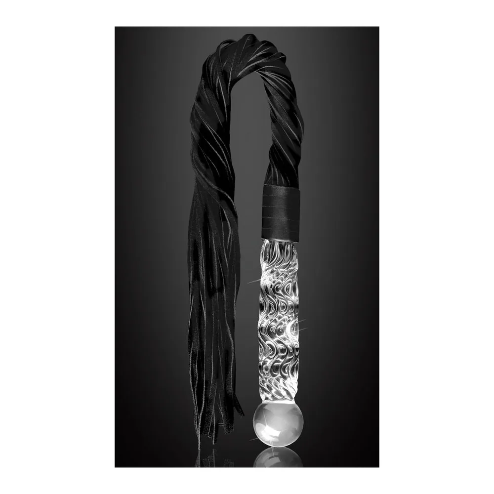Masseur en verre transparent motifs ondulés, manche de 17 cm, prolongé par un rideau de lanières noires souples, embout métallique gris, sur fond blanc
