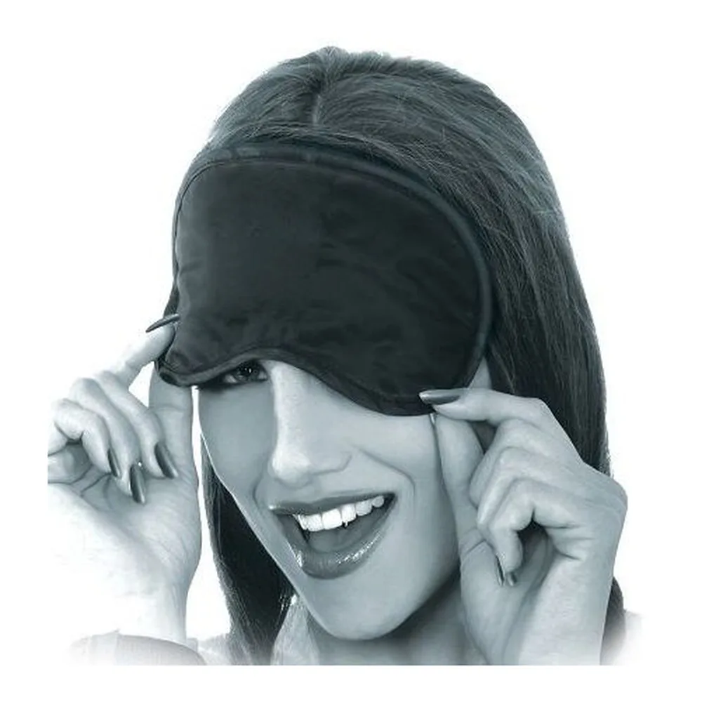 Emballage du coffret Lover's Fantasy Kit présentant trois accessoires BDSM : menottes en métal, fouet en satin noir et masque aveugle, sur fond noir avec photos en noir et blanc