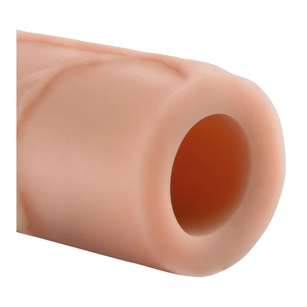 Gaine de pénis en silicone couleur chair avec tête rose, texturée de nervures en relief sur toute la longueur, sur fond blanc