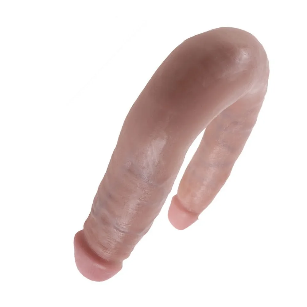 Gode double pénétration en latex rose chair avec veines en relief, deux extrémités arrondies, forme courbée, sur fond blanc
