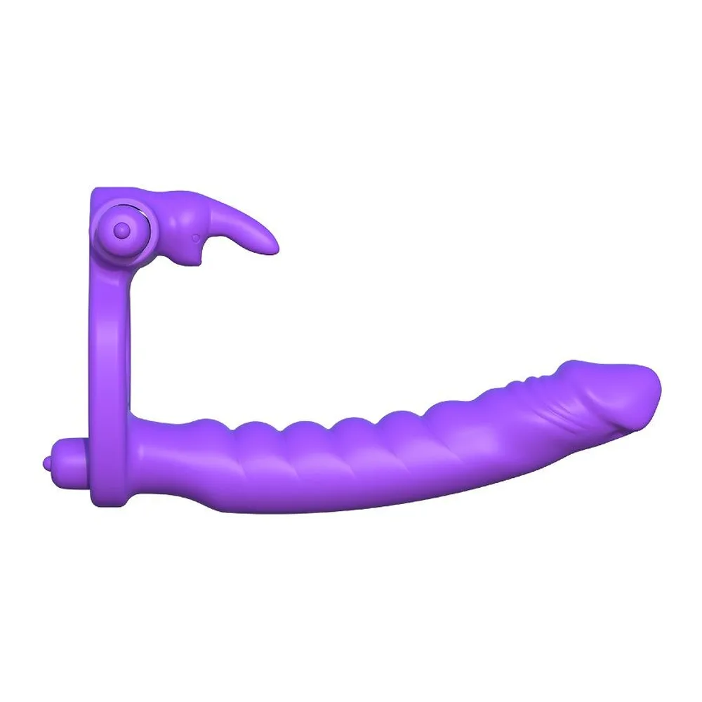 Cockring violet en silicone avec anneau de base, gode nervuré et stimulateur clitoridien, sur fond blanc