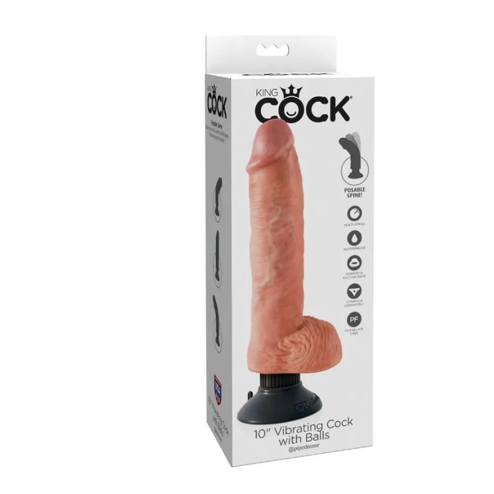 Emballage du gode vibrant King Cock 10 pouces avec testicules, coloris chair, présenté de face montrant le produit rose pêche sur socle noir