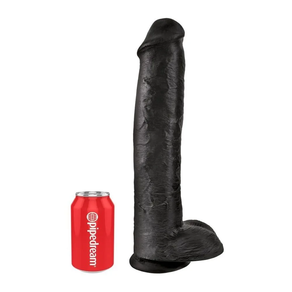 Godemichet réaliste en latex rose chair avec testicules à la base et gland bombé, sur fond blanc