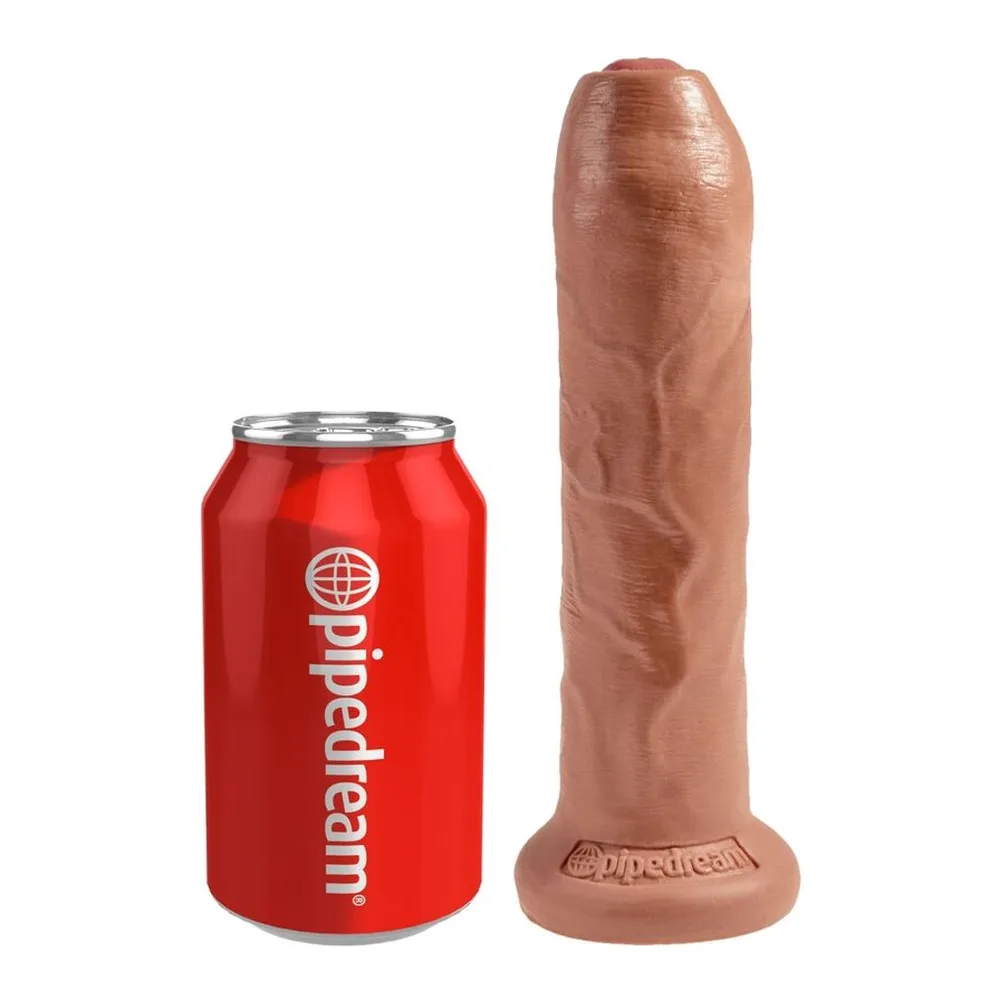 Gode réaliste en latex beige avec prépuce rétractable et base ventouse, photographié à côté d'une canette rouge pour référence de taille