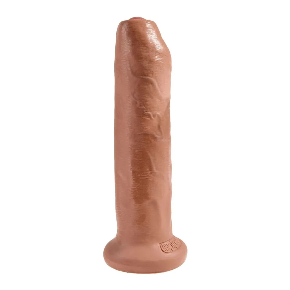 Gode réaliste en latex beige avec prépuce rétractable et base ventouse, photographié à côté d'une canette rouge pour référence de taille