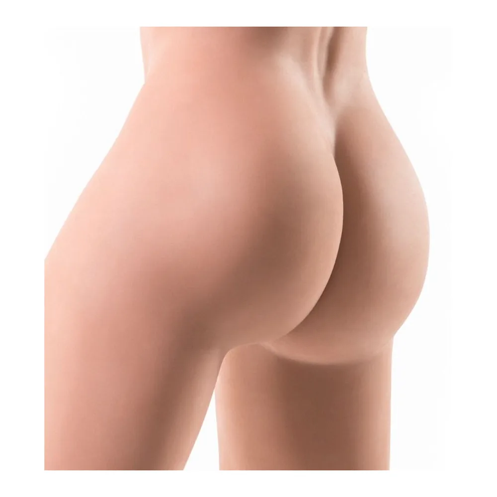 Poupée en position assise sur une chaise transparente, lingerie blanche avec détails en dentelle, cheveux blonds ondulés, fond blanc