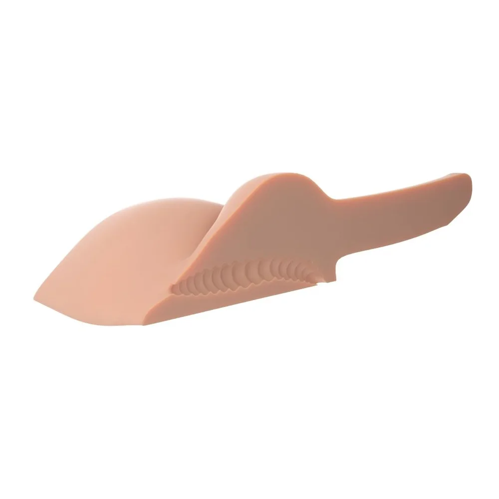 Masturbateur en silicone beige clair en forme de buste masculine allongée, avec détails texturés internes visibles et forme ergonomique sur fond blanc