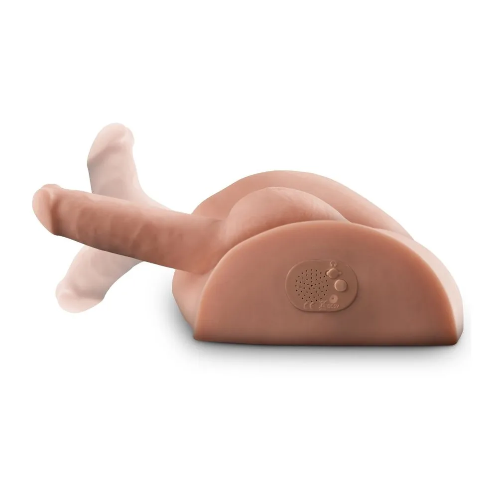 Masturbateur en silicone beige clair en forme de buste masculine allongée, avec détails texturés internes visibles et forme ergonomique sur fond blanc