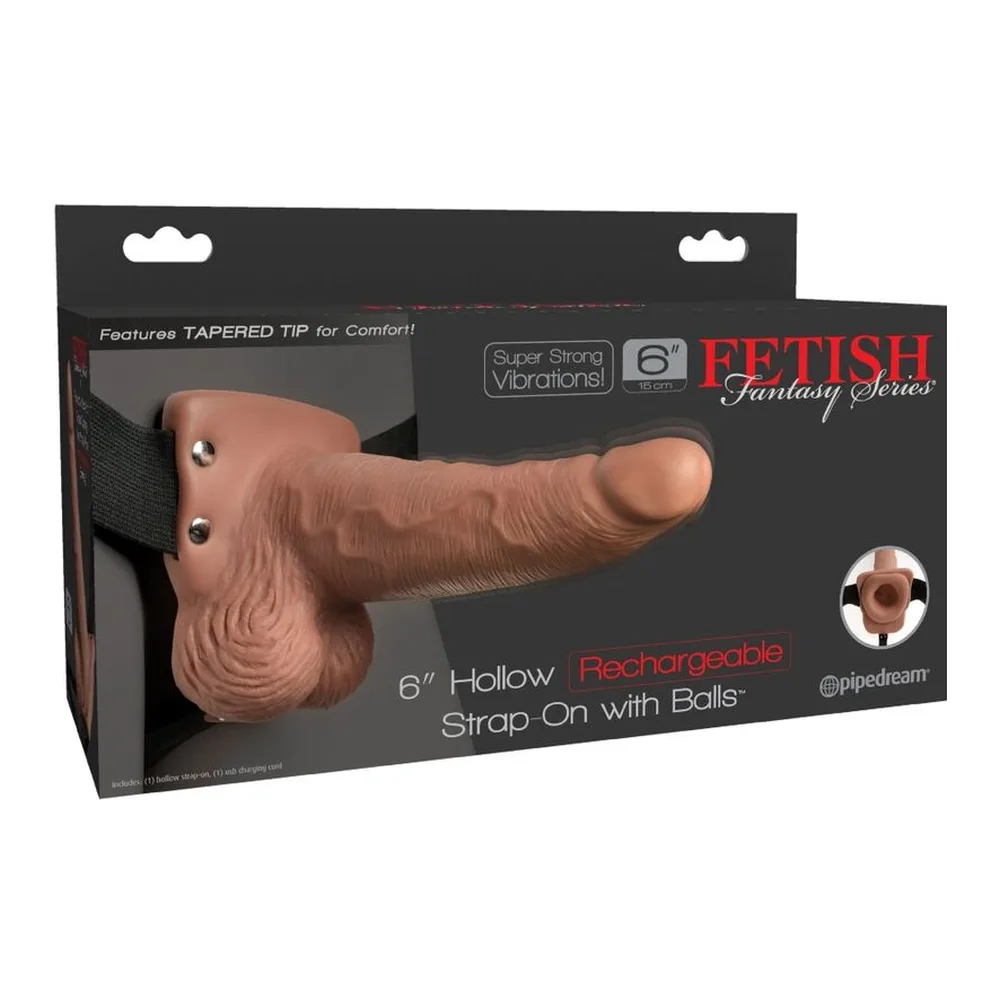 Gode-ceinture en silicone beige avec testicules proéminents et bandes de harnais noires ajustables, sur fond blanc