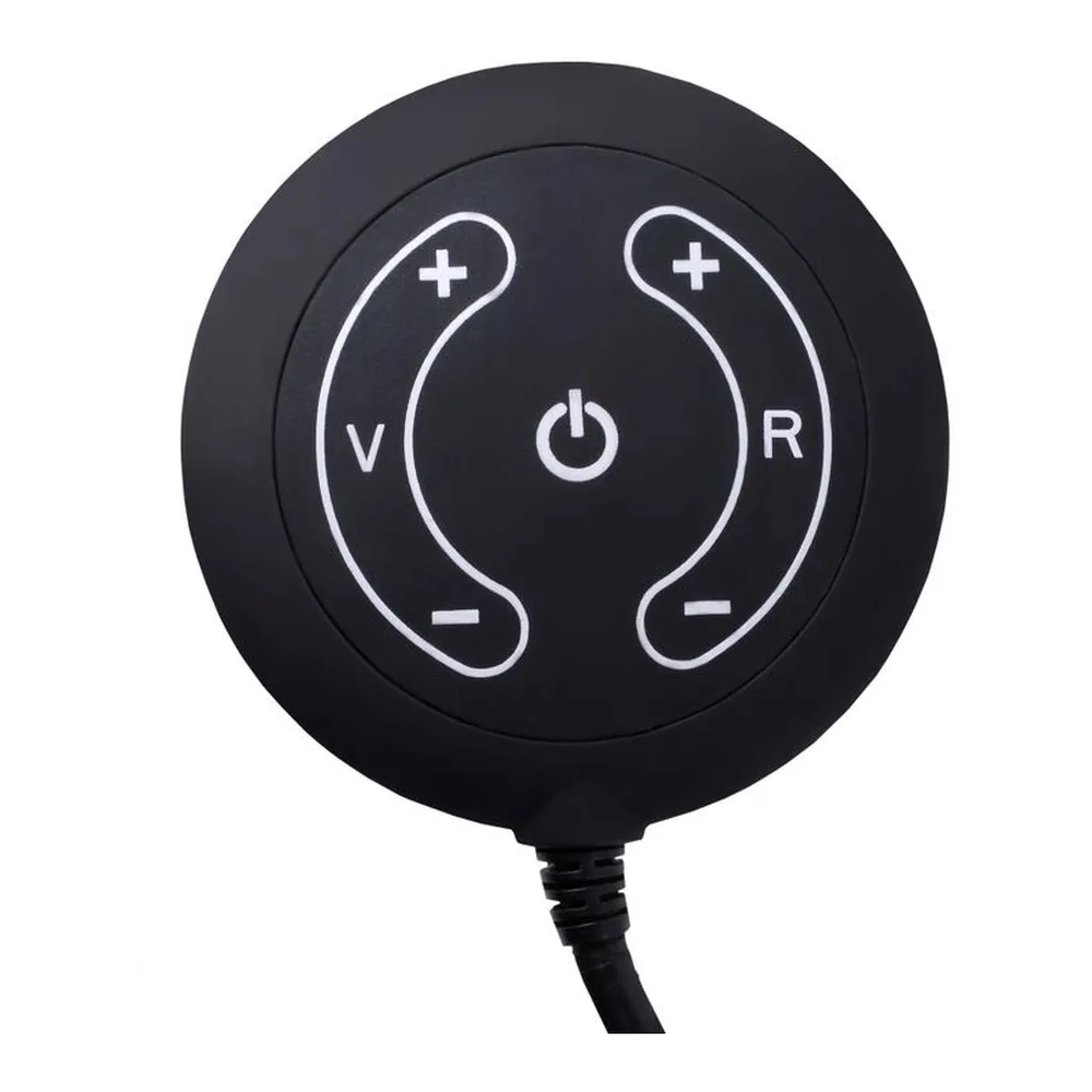 Masturbateur en silicone chair avec formes généreuses, deux lobes distincts et détails anatomiques, accompagné d'une télécommande noire filaire avec boutons de contrôle, sur fond blanc