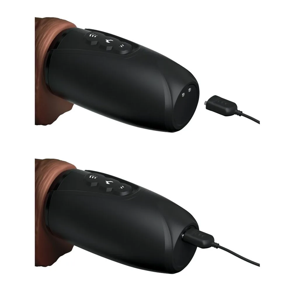 Vibromasseur réaliste en silicone rose clair, gland bombé et texturé, base avec testicules, sur fond blanc