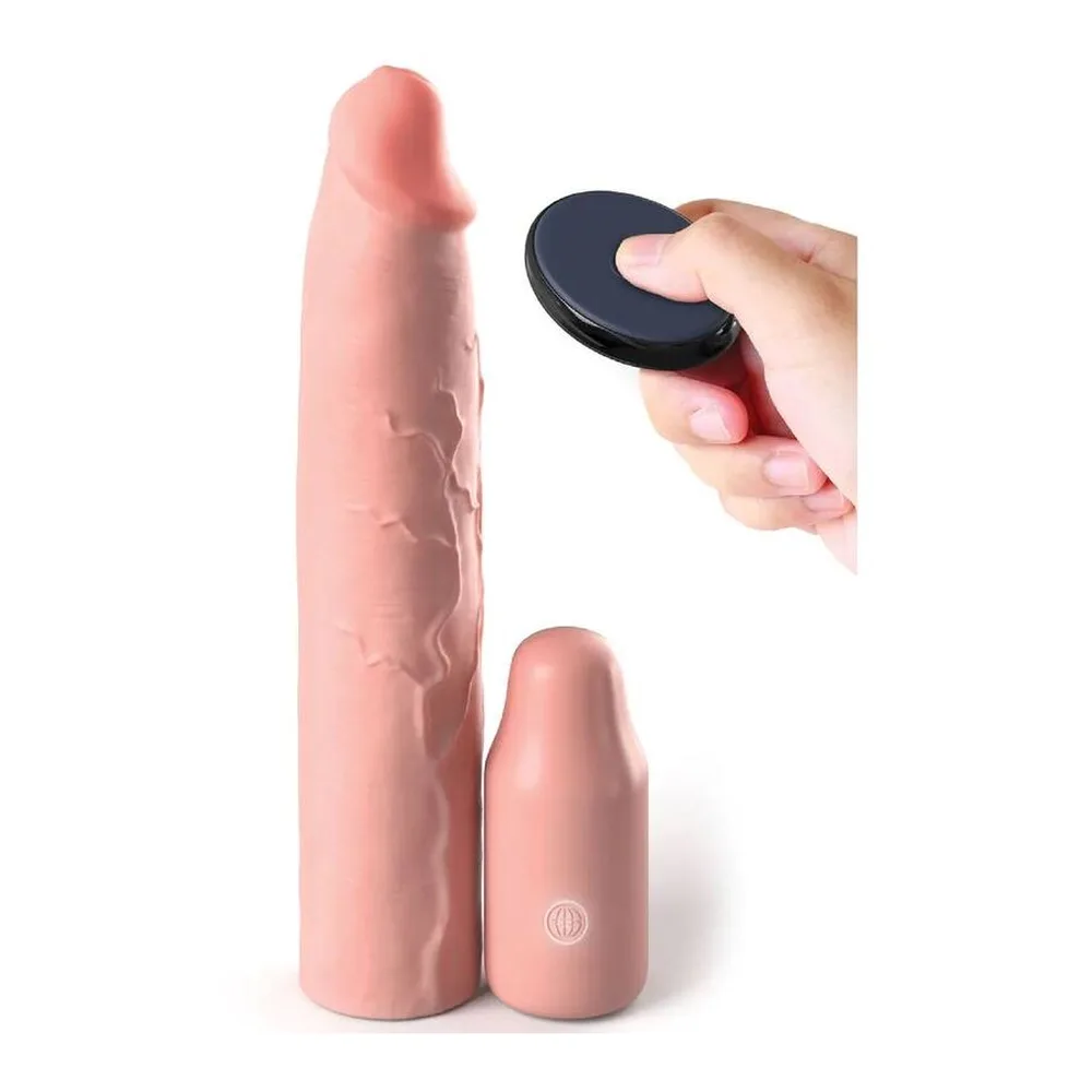 Gaine de pénis rose en silicone avec rallonge amovible, accompagnée d'une télécommande noire, sur fond blanc