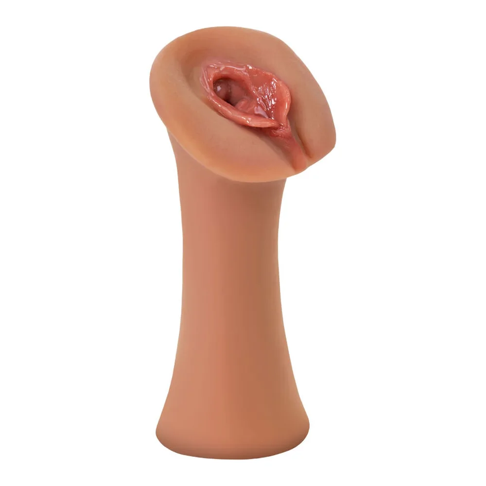 Masturbateur cylindrique en silicone beige chair avec orifice réaliste rose, vue de trois-quarts sur fond blanc