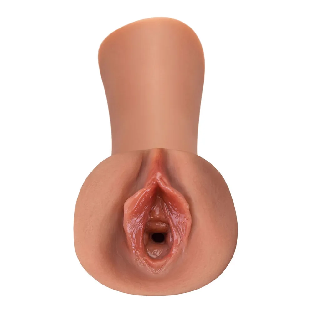 Masturbateur cylindrique en silicone beige chair avec orifice réaliste rose, vue de trois-quarts sur fond blanc