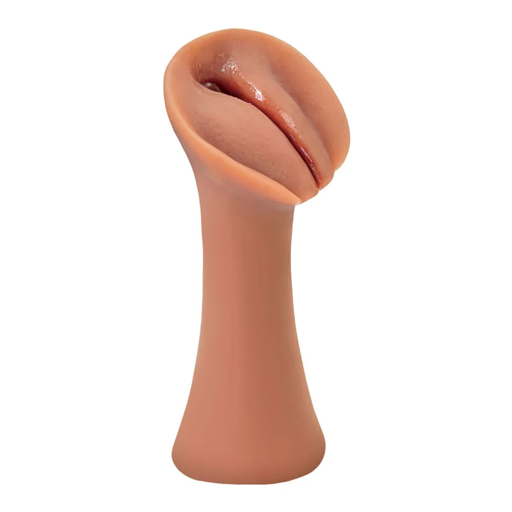 Masturbateur masculin en silicone couleur chair, forme ergonomique tubulaire avec ouverture en relief, surface lubrifiée, sur fond blanc