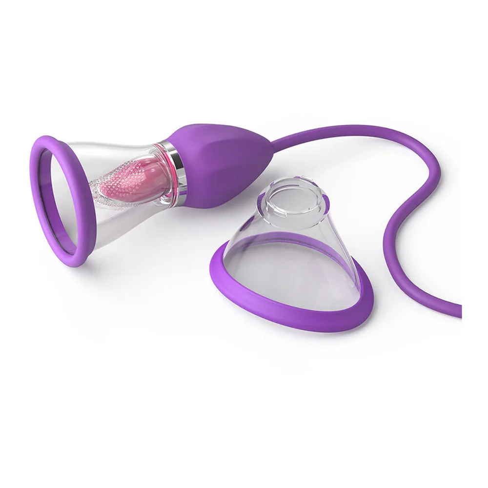 Stimulateur clitoridien violet avec tuyau d'aspiration, composé d'une coupe transparente à anneau violet et d'un boîtier de commande relié par un tuyau flexible, sur fond blanc