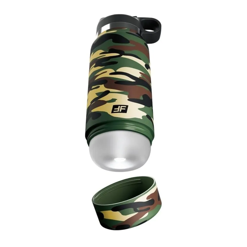 Masturbateur camouflé en gourde avec motif camouflage vert et noir, bouchon rabattable noir avec système de contrôle d'aspiration, montré en deux positions du bouchon