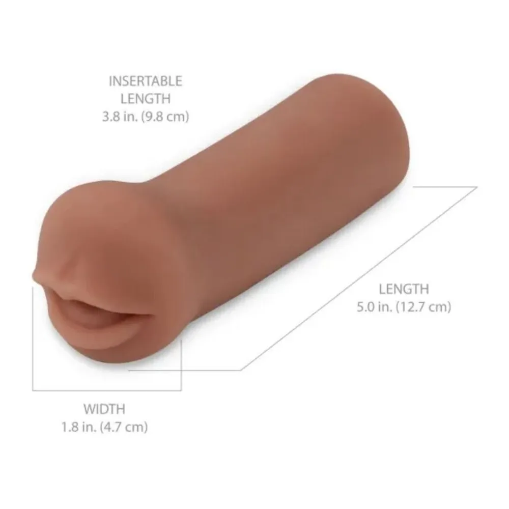 Masturbateur cylindrique en silicone beige-rosé avec entrée en relief moulée en forme de lèvres, sur fond blanc