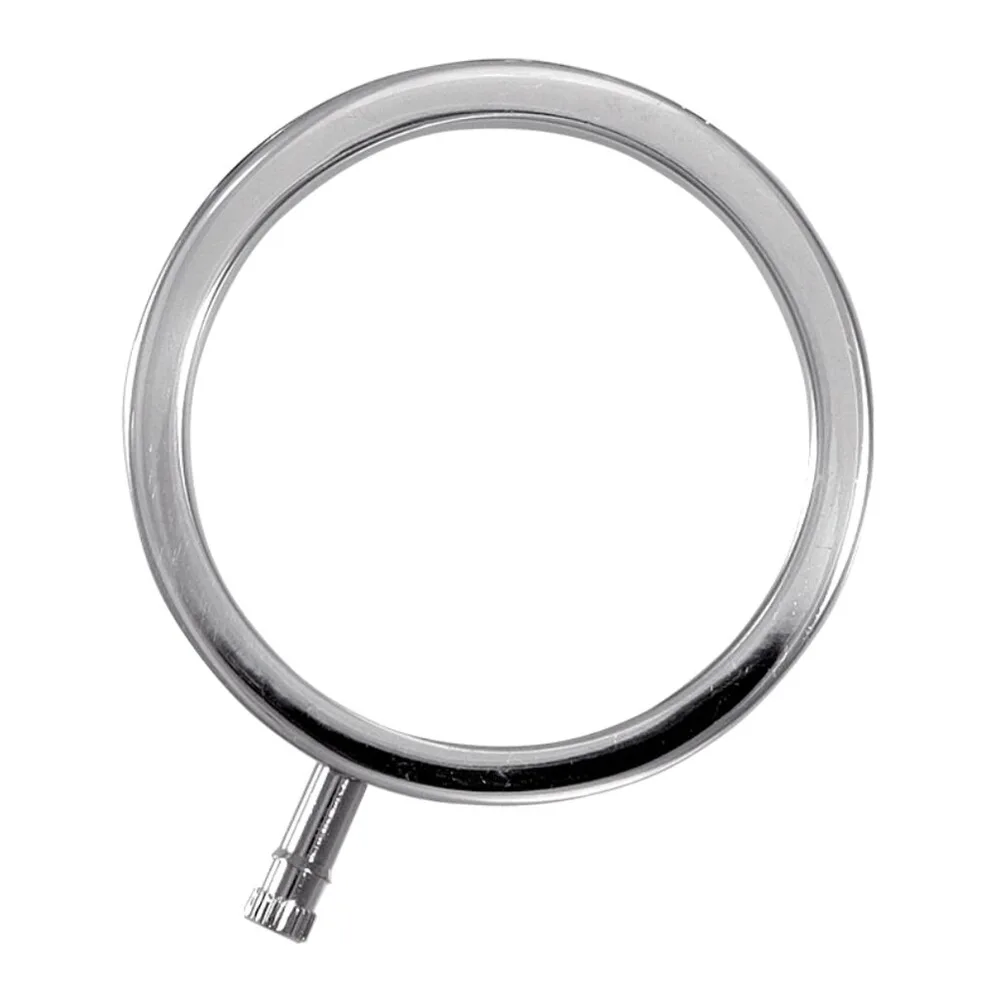 Cockring en aluminium gris métallisé avec section plate, muni d'un câble de connexion à la base, sur fond blanc