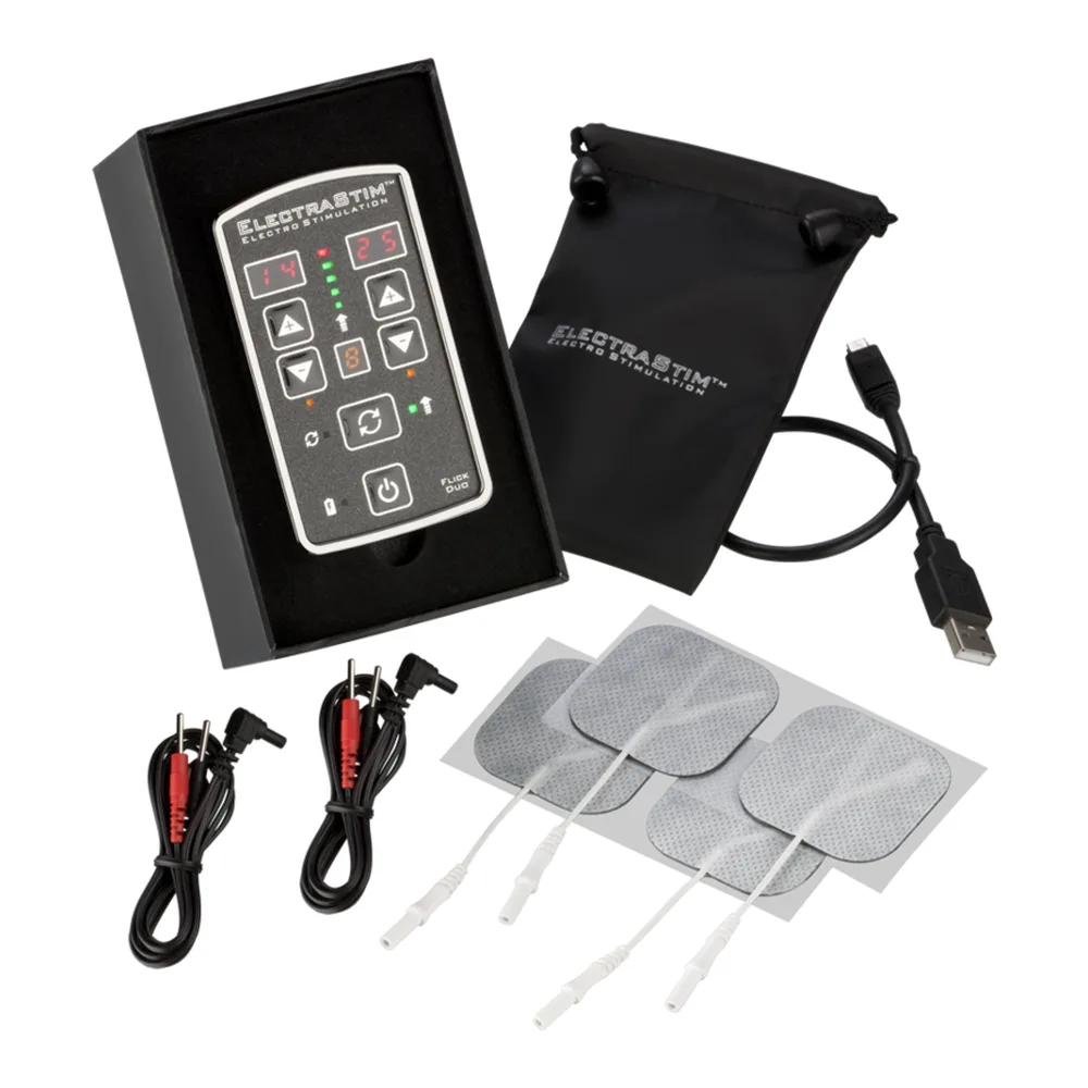 Boîte noire et accessoires du stimulateur Electrastim Flick Duo : unité de contrôle noir avec écran et boutons, housse de transport, câble USB, deux câbles de connexion à clips rouges et noirs, et quatre électrodes rectangulaires grises