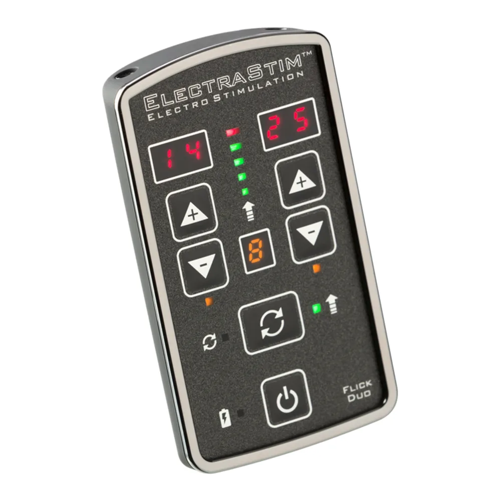 Boîte noire et accessoires du stimulateur Electrastim Flick Duo : unité de contrôle noir avec écran et boutons, housse de transport, câble USB, deux câbles de connexion à clips rouges et noirs, et quatre électrodes rectangulaires grises
