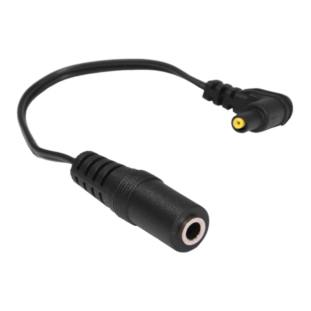 Adaptateur noir avec prise jack femelle et connecteur coudé mâle à anneau jaune, sur fond blanc