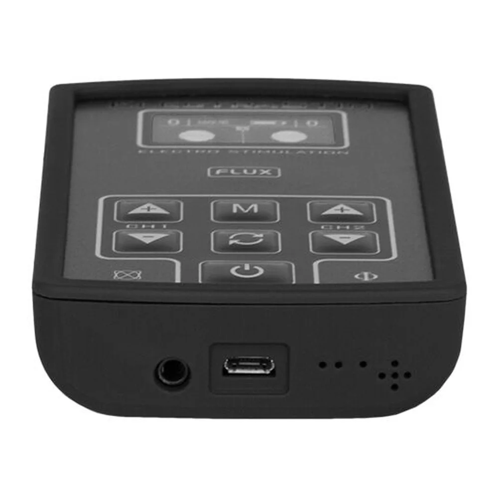 Contrôleur noir de stimulation électrique avec poignée ergonomique, bouton de commande et embout de sortie, sur fond blanc