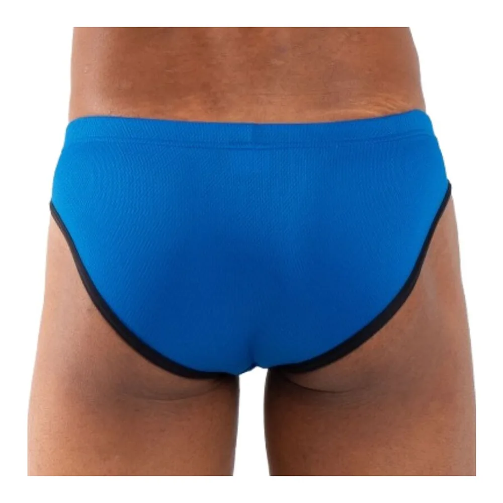 Slip taille basse bleu vif à larges découpes latérales, ouverture frontale généreuse et lisière noire contrastante, porté vue arrière