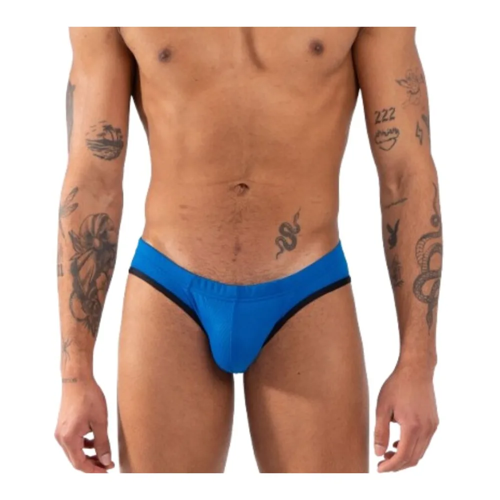 Slip taille basse bleu vif à larges découpes latérales, ouverture frontale généreuse et lisière noire contrastante, porté vue arrière