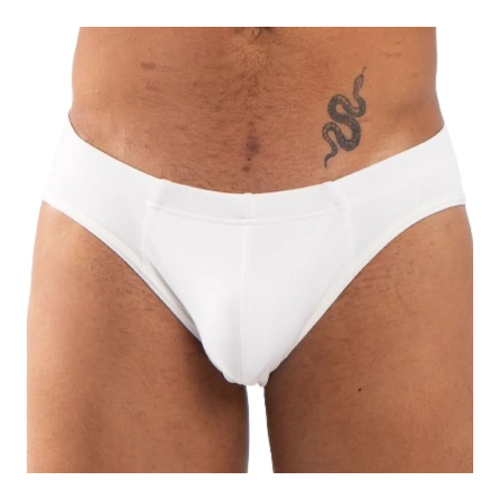 Slip blanc transparent et extensible de la ligne Burn, porté, vue de face, épousant la silhouette