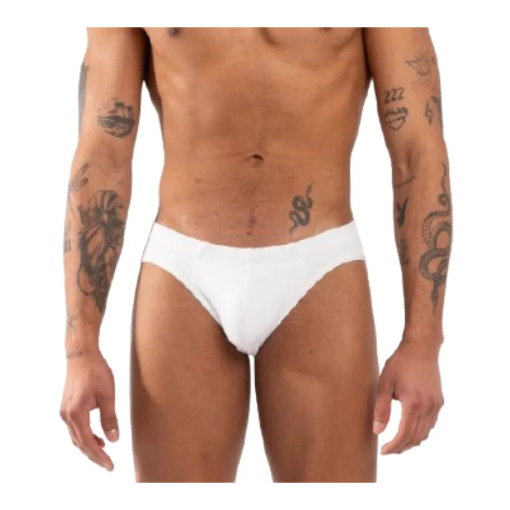 Slip blanc transparent et extensible de la ligne Burn, porté, vue de face, épousant la silhouette