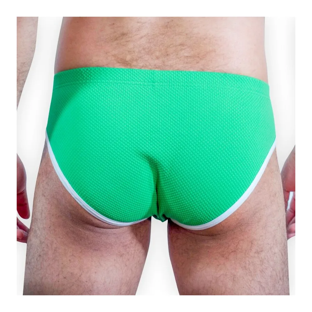 Slip vert en maille gaufrée avec liseré blanc contrastant, porté de face montrant la coupe et la texture de la matière