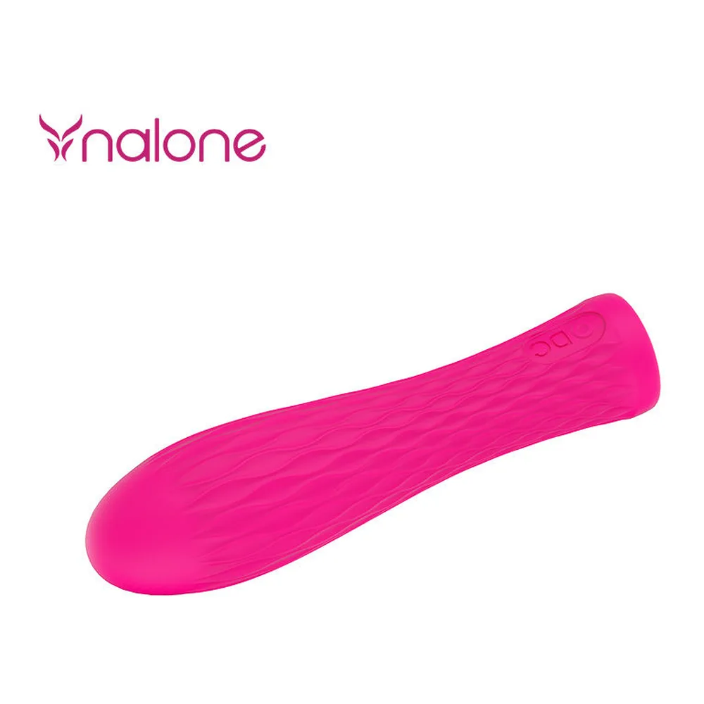 Vibromasseur Mini Ian en silicone rose fuchsia, forme incurvée et allongée avec extrémité arrondie, sur fond blanc