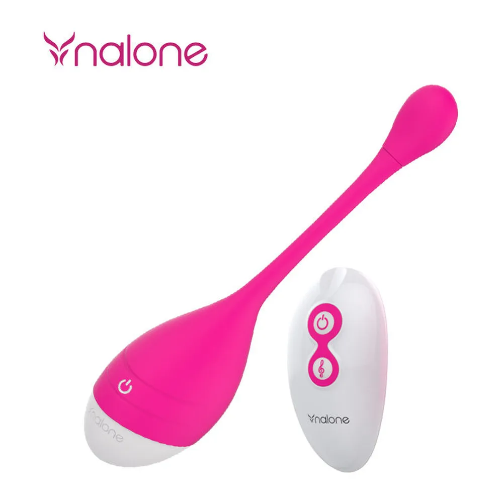 Œuf vibrant rose fuchsia avec base grise et télécommande blanche rose, sur fond blanc