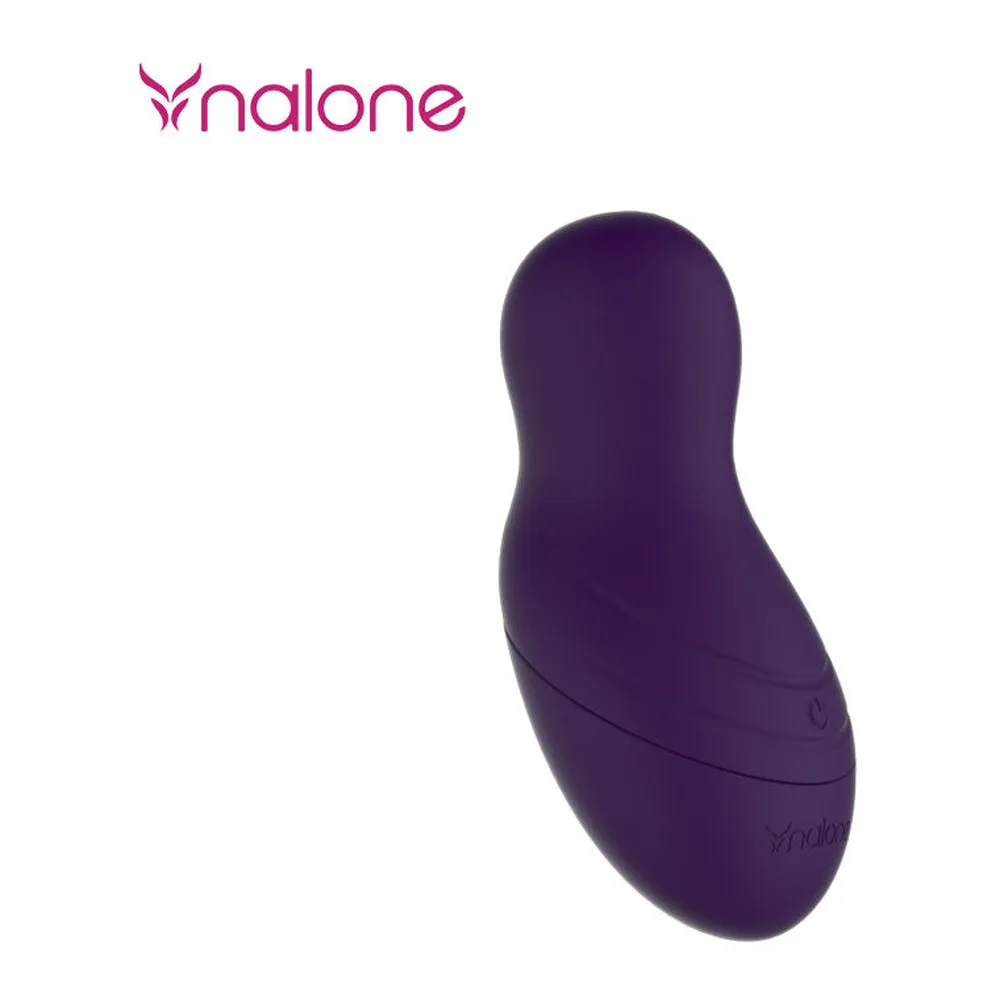 Stimulateur clitoridien en silicone lilas de forme galet arrondi, avec gel interne, bouton de commande visible sur le côté, fond blanc