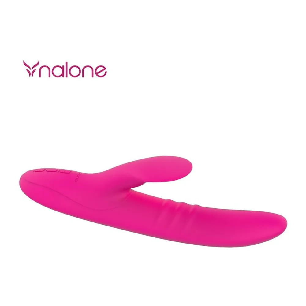 Vibromasseur rabbit en silicone rose fuchsia avec deux branches incurvées, l'une pointue et l'autre aplatie, sur fond blanc