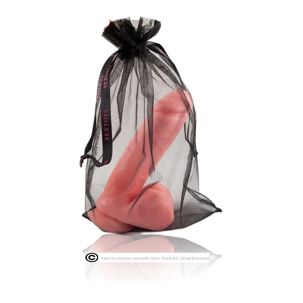 Gode réaliste en silicone rose clair avec détails anatomiques, tête proéminente et testicules moulés à la base, sur fond blanc