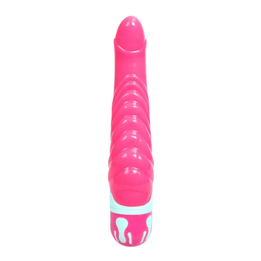 Vibromasseur réaliste en silicone rose vif avec nervures texturées sur la longueur, arrondi au sommet, bande blanche à la base et bouton de commande blanc, sur fond blanc