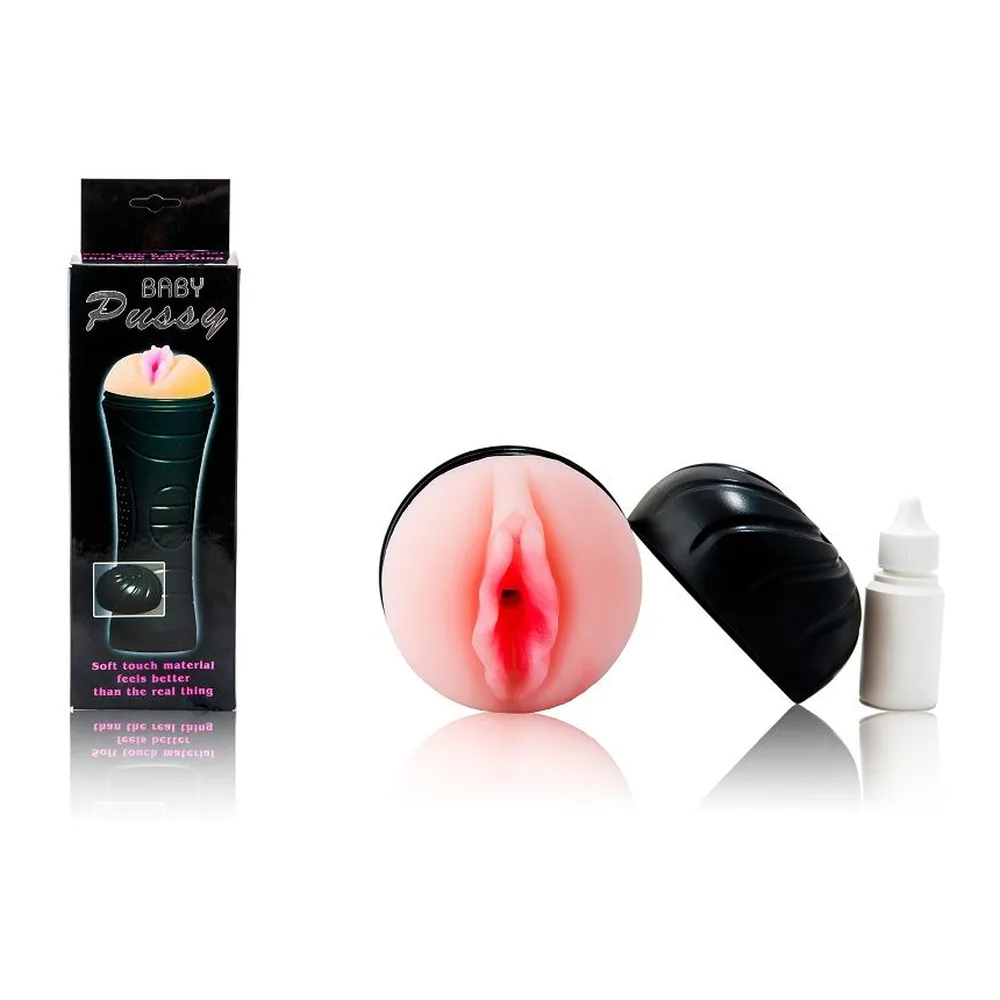 Masturbateur cylindrique à base noire avec insert rose pâle en forme de vulve détaillée, sur fond blanc avec reflet