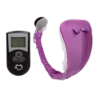 String vibrateur violet en tissu avec détails en dentelle blanche, présenté avec sa télécommande noire pourvue d'un écran et d'une dragonne assortie