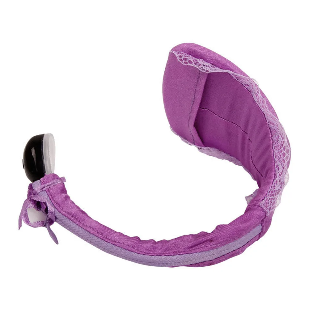 String vibrateur violet en tissu avec détails en dentelle blanche, présenté avec sa télécommande noire pourvue d'un écran et d'une dragonne assortie